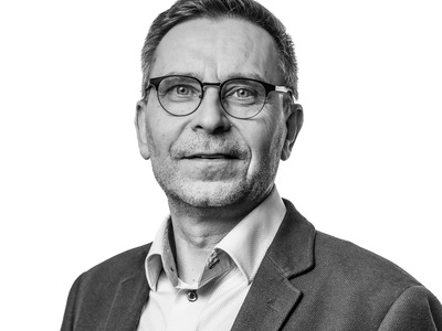 Mustavalkoiseksi tyylitelty henkilöstökuvaus yrityspäättäjästä.